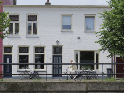 906375 Afbeelding van een Zuster Augustines op de fiets ter hoogte van het pand Hogelanden W.Z. 19 te Utrecht, vanaf de ...